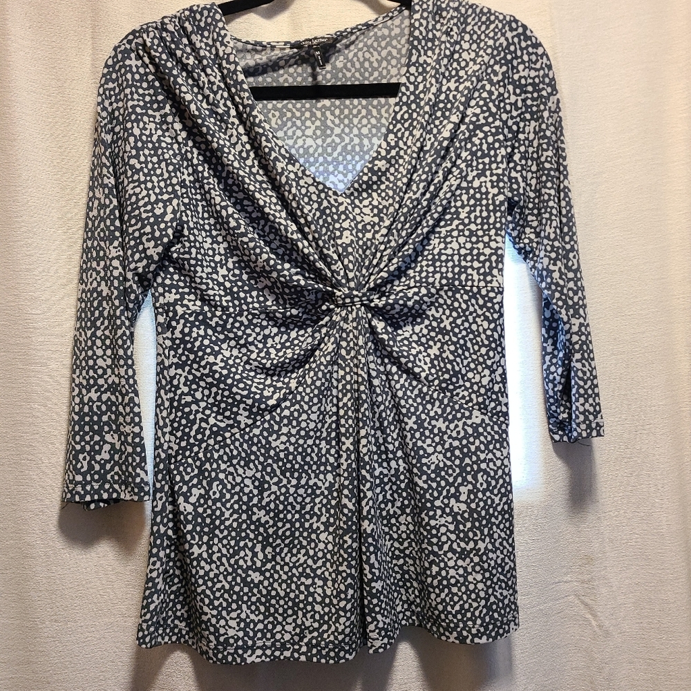 Women's Daisy Fuentes size medium gray and white ruched blouse with 3/4 sleeves